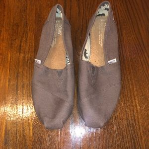 Grey toms